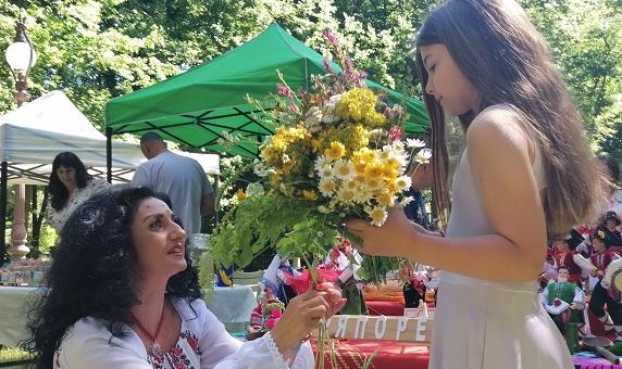 Слънчев празник с аромат на билки събра гости в Старозагорските бани