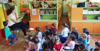 Родители четат приказки в старозагорска детска градина