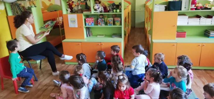 Родители четат приказки в старозагорска детска градина