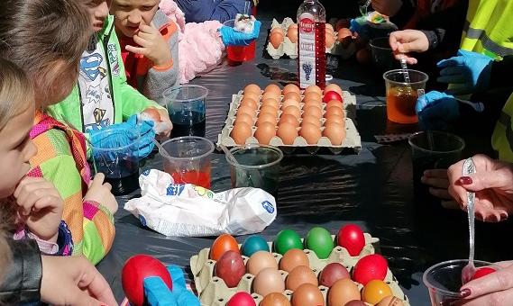Деца боядисаха великденски яйца в двора на старозагорски храм
