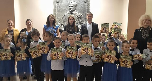 Децата от ДГ № 7 „Светулка" към секретаря Николай Диков: В общината се танцува! Той: И се вземат важни решения