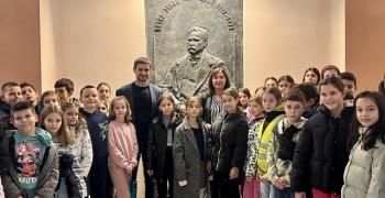 Зам.-кметът Надежда Чакърова и секретарят Николай Диков посрещнаха ученици от Второ основно училище пред барелефа на Петко Славейков   