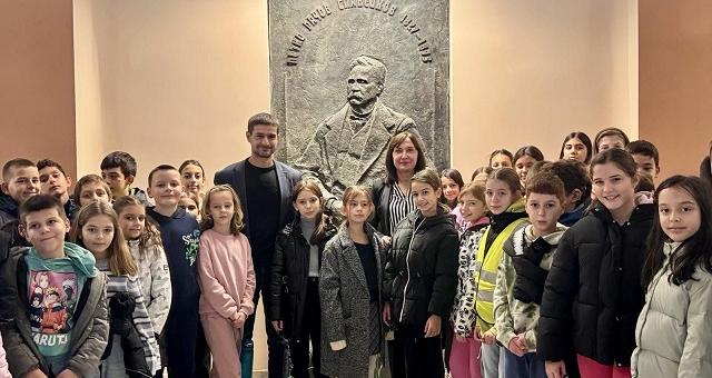 Зам.-кметът Надежда Чакърова и секретарят Николай Диков посрещнаха ученици от Второ основно училище пред барелефа на Петко Славейков   
