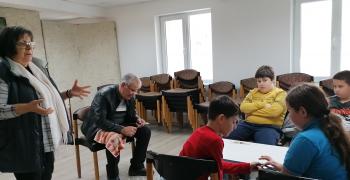 В Стара Загора майстор учи деца как се изработват стрелички за Сирни Заговезни