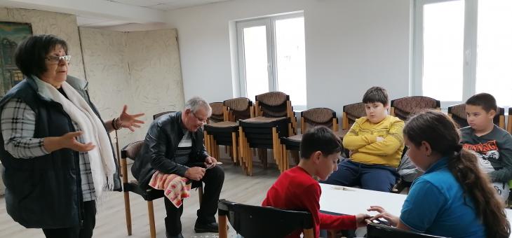 В Стара Загора майстор учи деца как се изработват стрелички за Сирни Заговезни