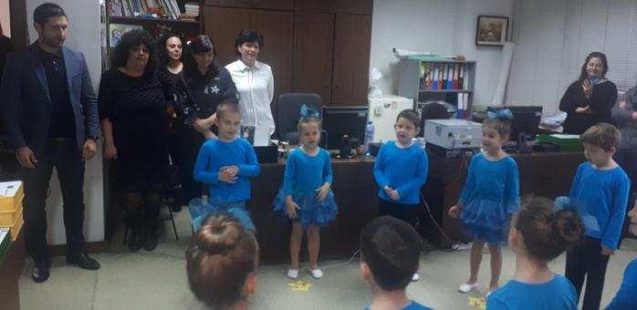 Малчугани поздравиха служители на старозагорската община
