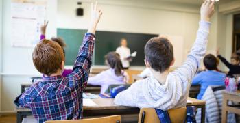 На първо четене: Учебниците за учениците ще са безплатни до 12 клас