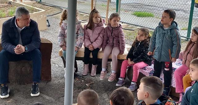 Деца от  ДГ № 3 „Ян Бибиян" посетиха площадката за разделно събиране на отпадъци в Стара Загора