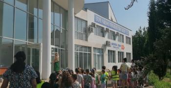 Общински фолклорен ансамбъл „Загоре“ показа магията на народната музика пред старозагорски деца
