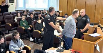 Ученици от Професионалната гимназия по селско стопанство в Чирпан влязоха в ролите на съдии, прокурори и адвокати за един час