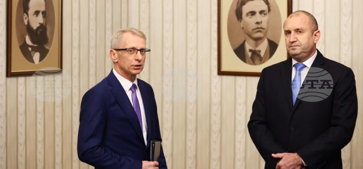 Президентът Румен Радев връчи мандата на акад. Николай Денков