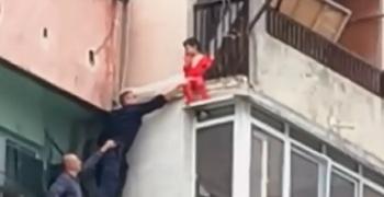 В Ямбол полицаи спасиха дете, увиснало на парапет на осмия етаж