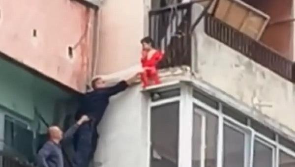 В Ямбол полицаи спасиха дете, увиснало на парапет на осмия етаж