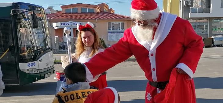 В Стара Загора Дядо Коледа пътува с автобус, радва малки и големи