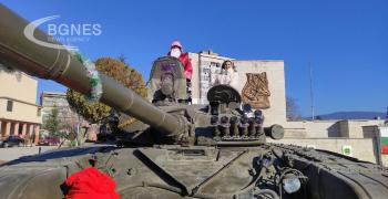 Дядо Коледа пристигна в Сливен с танк