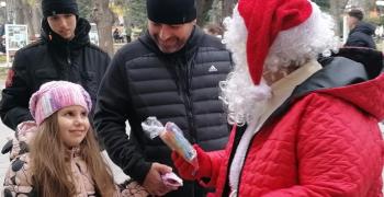 Дядо Коледа раздава подаръци в центъра на Стара Загора