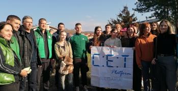 В местността „Седми километър": Работливи доброволци, слънце и надежда за нова гора