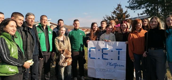 В местността „Седми километър": Работливи доброволци, слънце и надежда за нова гора