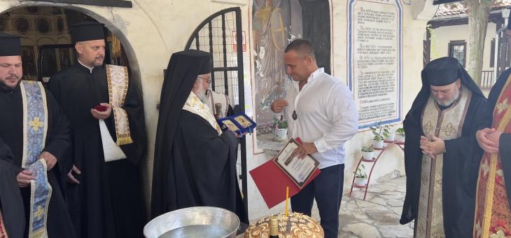 Митрополит Киприан награди кмета на Мъглиж д-р Душо Гавазов с орден „Св. ап. Карп“