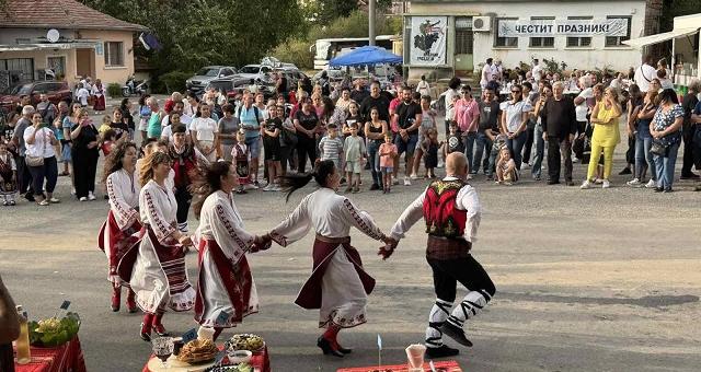 Грозде и музика зарадваха гости и жители на старозагорското село Елхово   