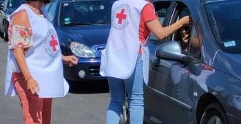 Доброволци на БЧК раздават безплатна минерална вода по границите