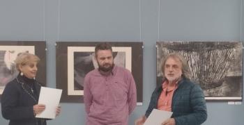 Представиха авторите и наредиха експозицията на тазгодишния „Графичен форум“ под липите