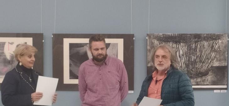 Представиха авторите и наредиха експозицията на тазгодишния „Графичен форум“ под липите