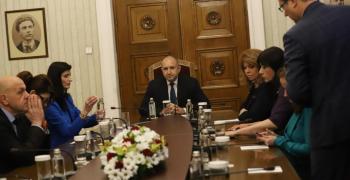 Мария Габриел върна празна папка на президента Румен Радев