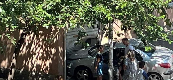 Кола се вряза в гараж в Стара Загора