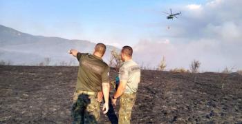 Над 400 военнослужещи се бориха с потушаването на пожара край Казанлък