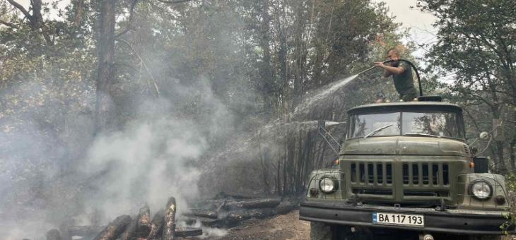 Военнослужещи от Сухопътните войски и от Военновъздушните сили и днес оказват помощ в борбата с огнената стихия