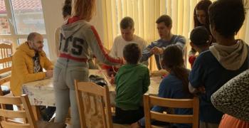 Младежите от ГЕРБ в Стара Загора майсториха мартеници