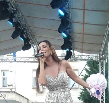 Рози в лавандулов цвят получи Глория по време на концерта си в Чирпан