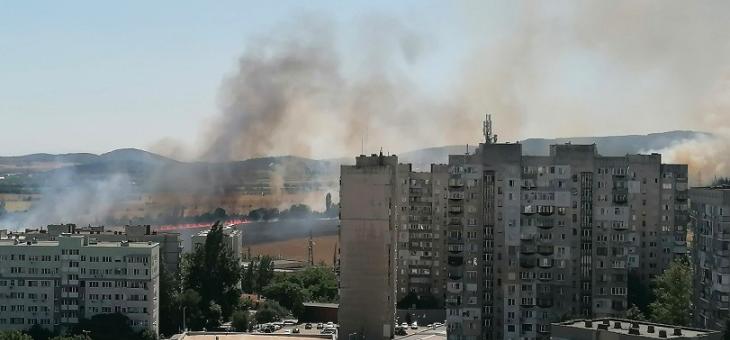 Пожар зад магазин "Зора" в Стара Загора, на място са четири екипа на Пожарната