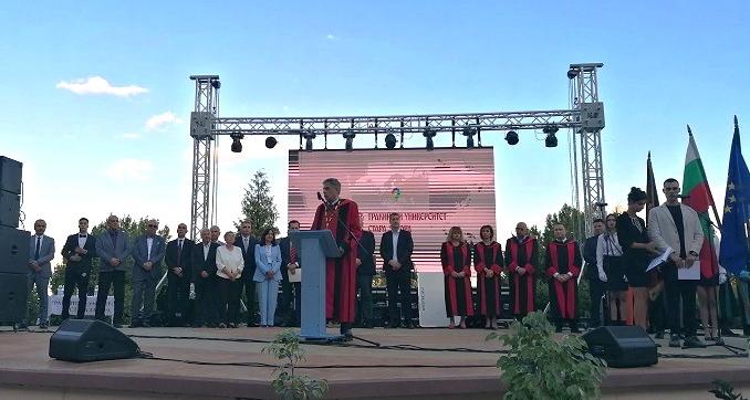 На официално тържество: Ректорът на Тракийския университет проф. Мирослав Карабалиев пожела интересна, смислена и успешна 2026/2027 година