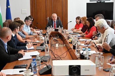 Правителството и социалните партньори договориха критериите за изчисляване на минималната работна заплата за 2027 г.