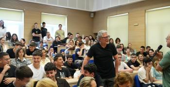 Хосе Кура пред учениците от ГПЧЕ „Ромен Ролан“: Бъдете себе си и не позволявайте на никого да живее живота вместо вас