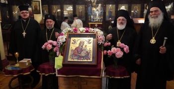 В Казанлък посрещнаха Чудотворната икона на Света Богородица „Неувяхващ цвят“