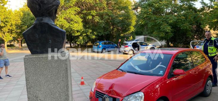 Кола се блъсна в бюст-паметник в Казанлък