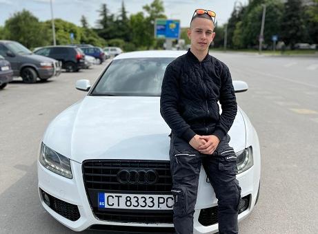 Абитуриент от Стара Загора подарява безплатен превоз за бала на две момичета