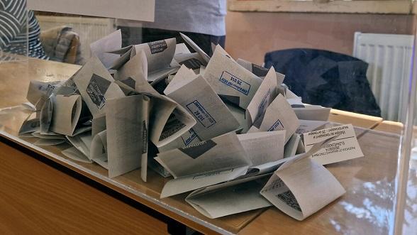 Паралелно преброяване: Йотова и Гюров отиват на балотаж 