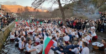 Стотици се включиха в традиционното мъжко хоро във водите на река Тунджа в Калофер