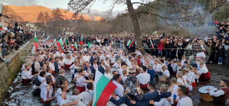 Стотици се включиха в традиционното мъжко хоро във водите на река Тунджа в Калофер
