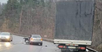 Автомобил и камион катастрофираха на Прохода на Републиката