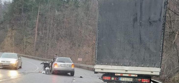 Автомобил и камион катастрофираха на Прохода на Републиката