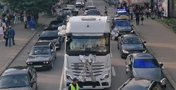 Парад на красотата и возилата във втория ден на абитуриентските балове в Стара Загора