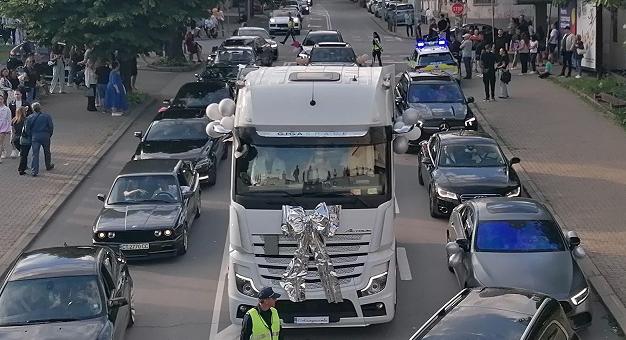 Парад на красотата и возилата във втория ден на абитуриентските балове в Стара Загора 