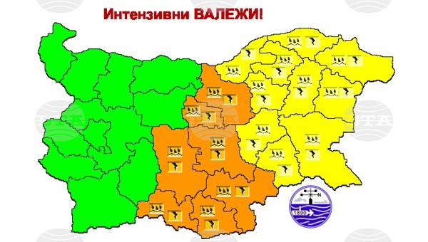 Оранжев и жълт код за краткотрайни, интензивни валежи и гръмотевични бури е обявен в 17 области в страната