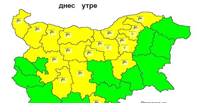Жълт код за силен вятър е в сила за 16 области в страната