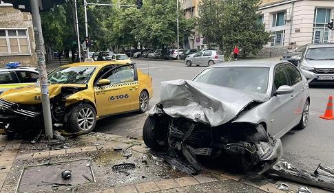 Пътничка в такси пострада при катастрофа в Стара Загора